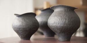 Image of a set of black vases.