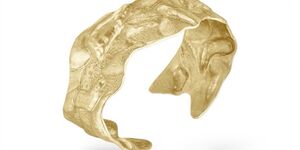 Image of a gold ring.