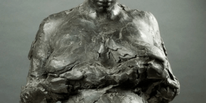 Image of a sculpture of a pregnant woman.