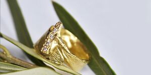 Image of a gold ring.