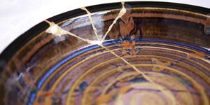 An image of a brown and gold ceramic.