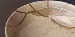 An image of a white and gold ceramic.